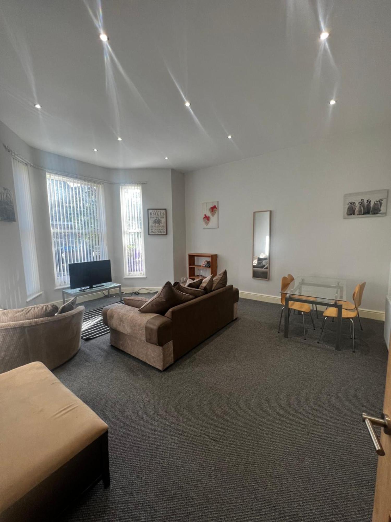 No 3 - Large 1 Bed Near Sefton Park And Lark Lane Apartment Ливърпул Екстериор снимка